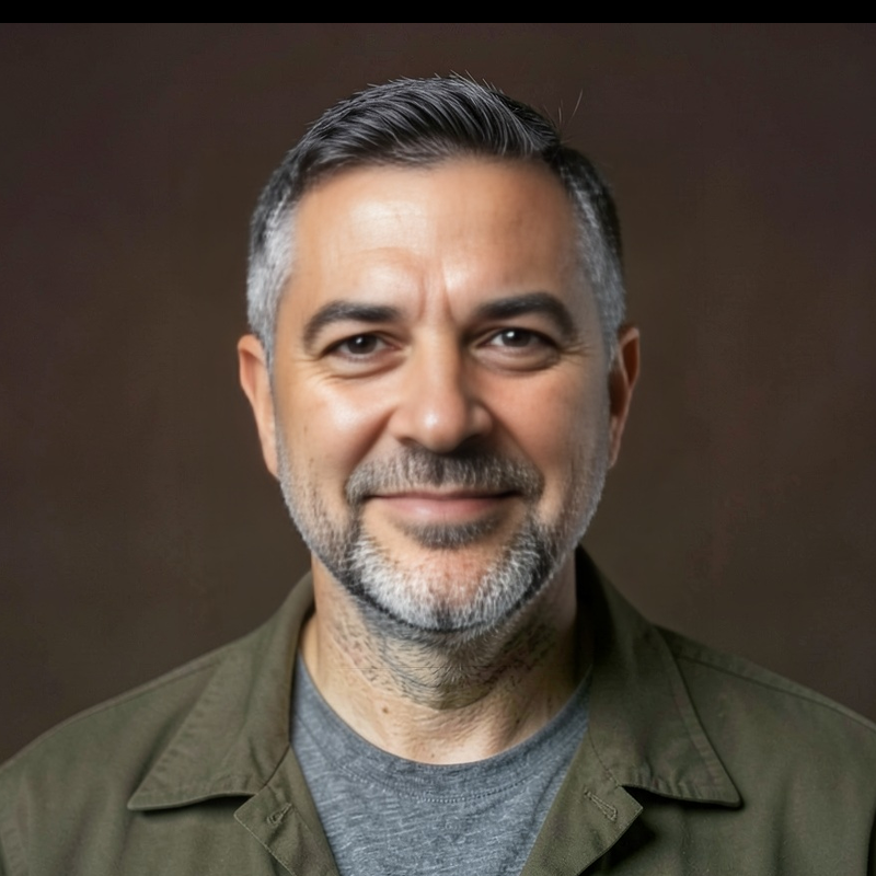 Don Tomás, presentador del canal